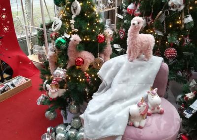 Décoration enfant pour Noël avec lama rose, licorne mignone et boules assorties en vente à la jardinerie Pradel Horticulture à Luchon