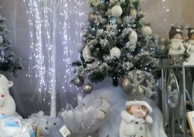 Décoration blanche pour Noël avec ourson, personnage, boules en vente à la jardinerie Pradel Horticulture à Luchon